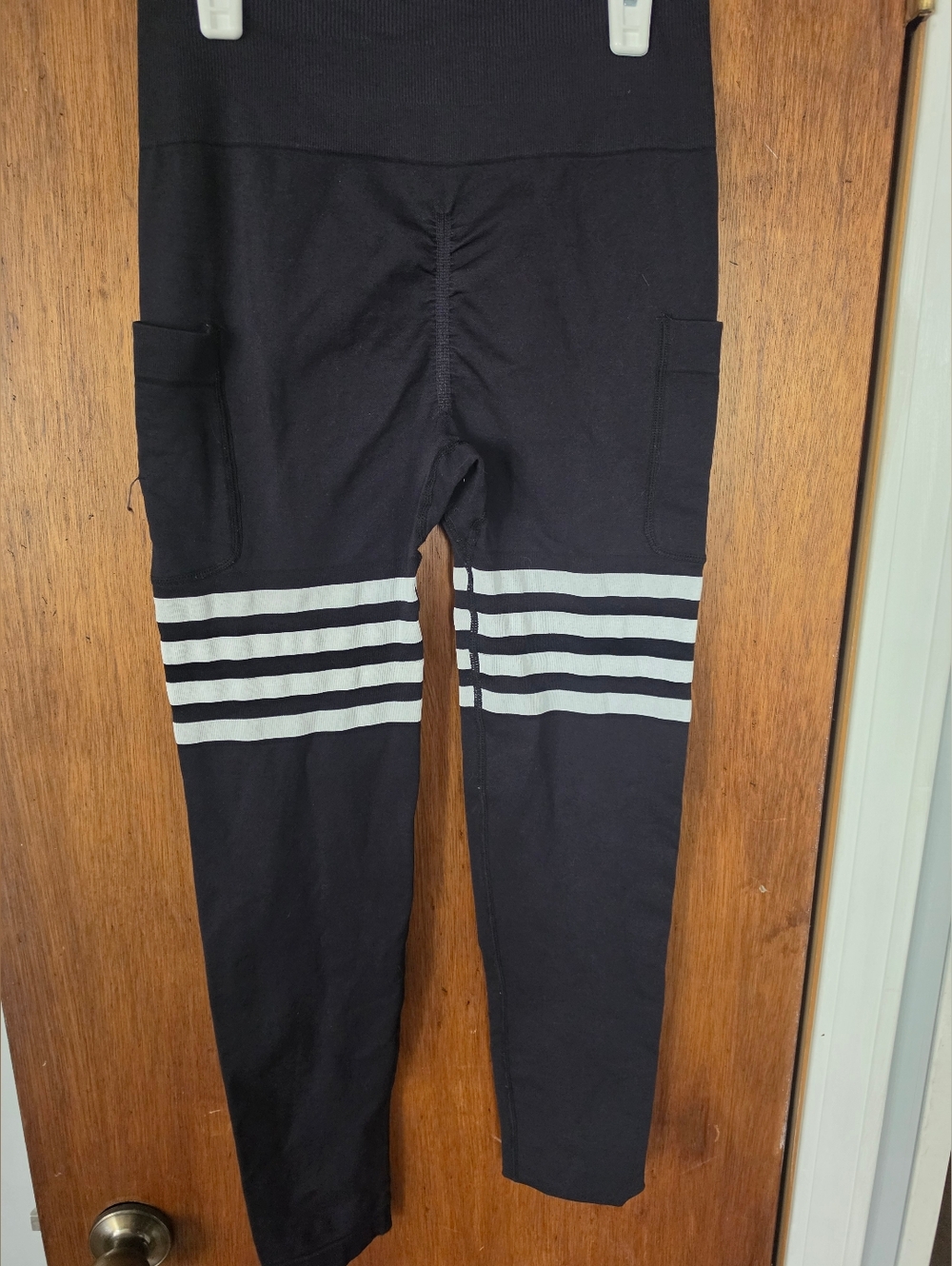 Scrunch Butt Lift Black Leggings with Stripes And Side Pockets